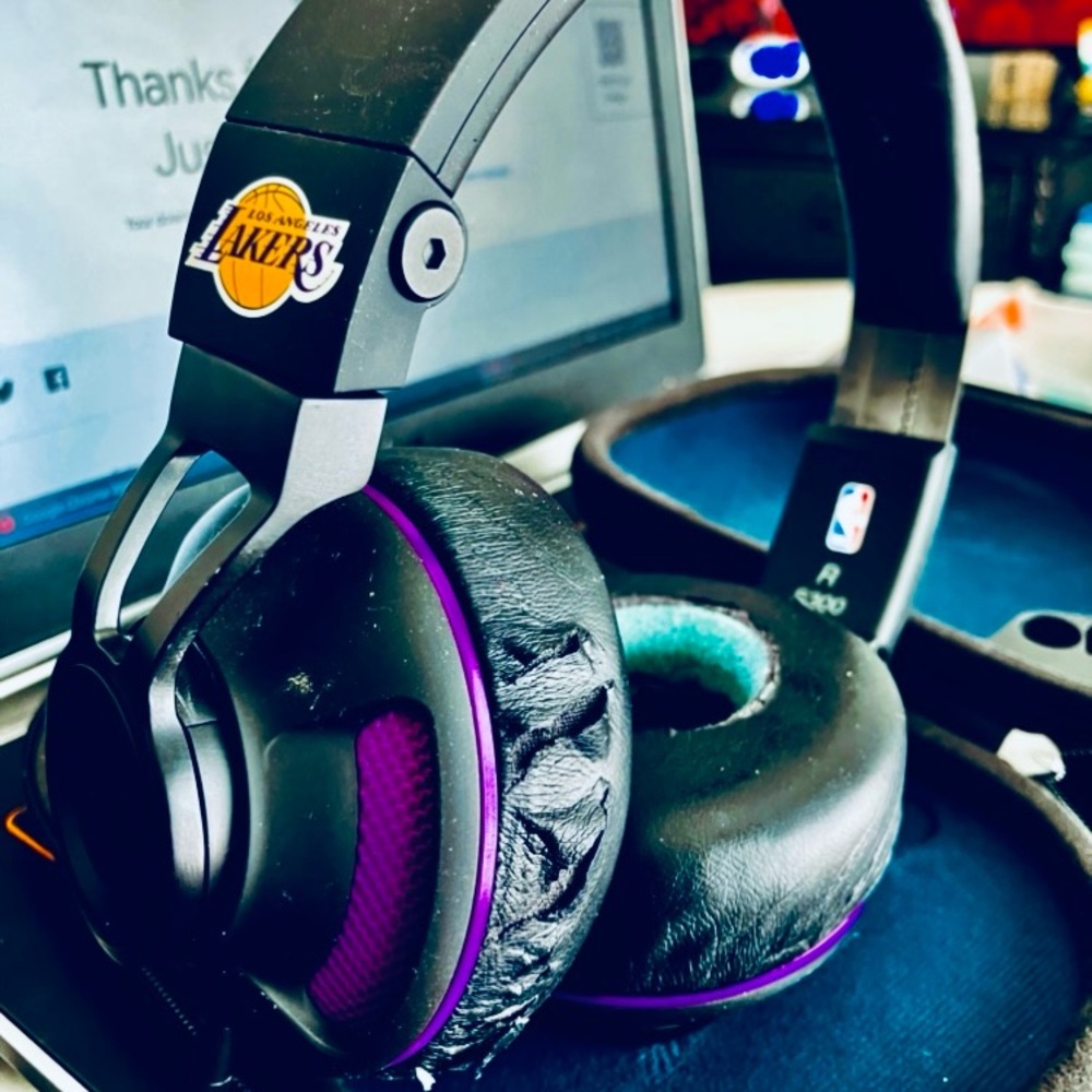 *RARE* NBA Lakers Stereo Audio Wired JBL Headphones Reg #S300